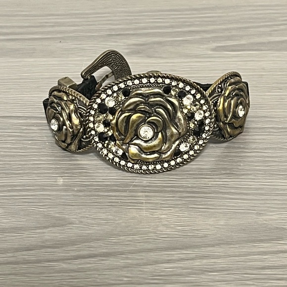 Leather and Bronze Buckle Bracelet with Flowers, Black and White Gemstones - Picture 3 of 10